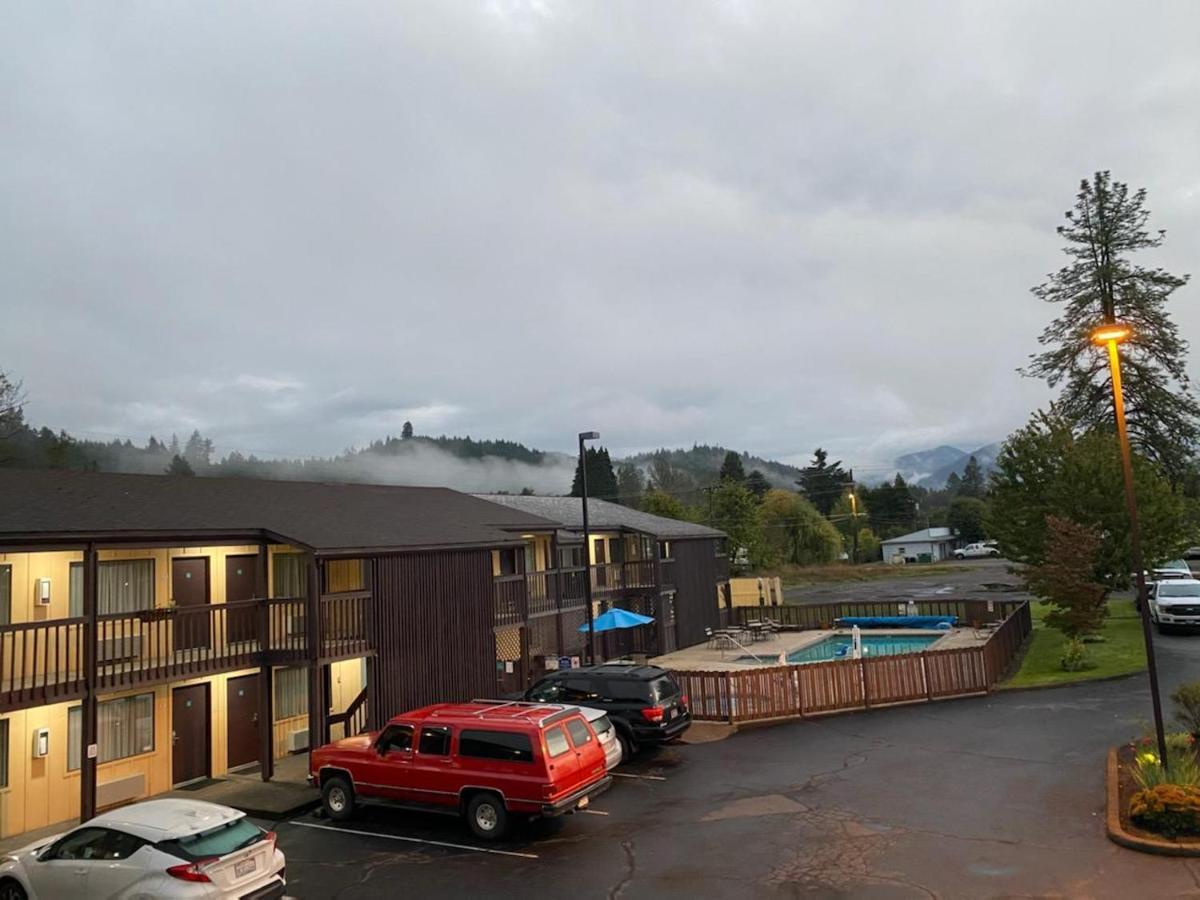 Oakridge Inn & Suites 외부 사진