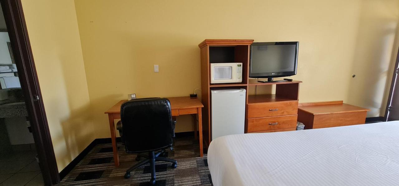 Oakridge Inn & Suites 외부 사진