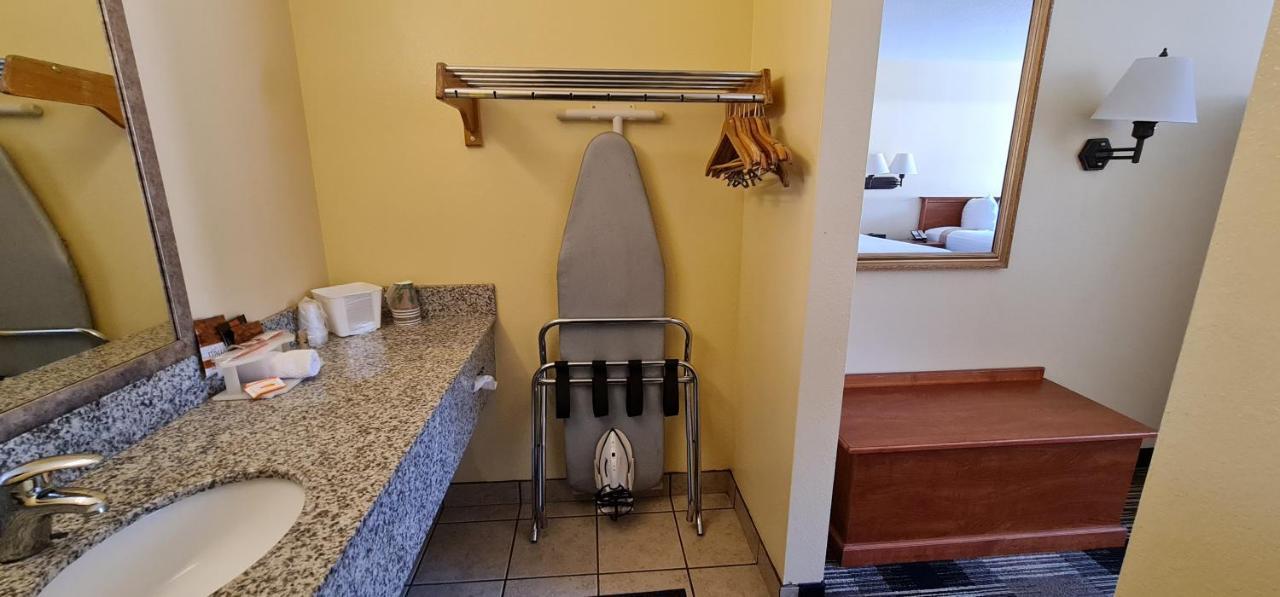 Oakridge Inn & Suites 외부 사진