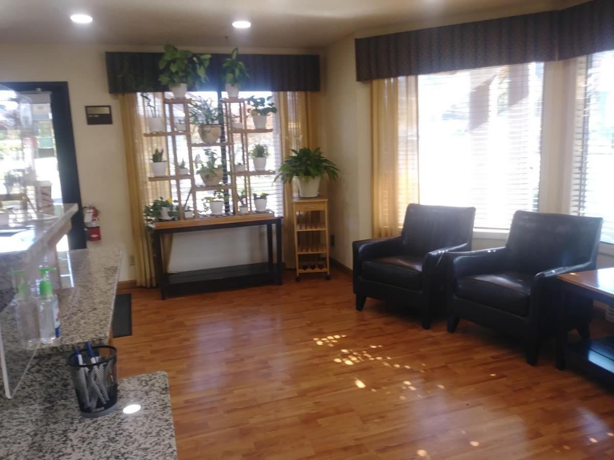 Oakridge Inn & Suites 외부 사진