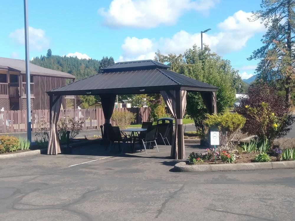 Oakridge Inn & Suites 외부 사진