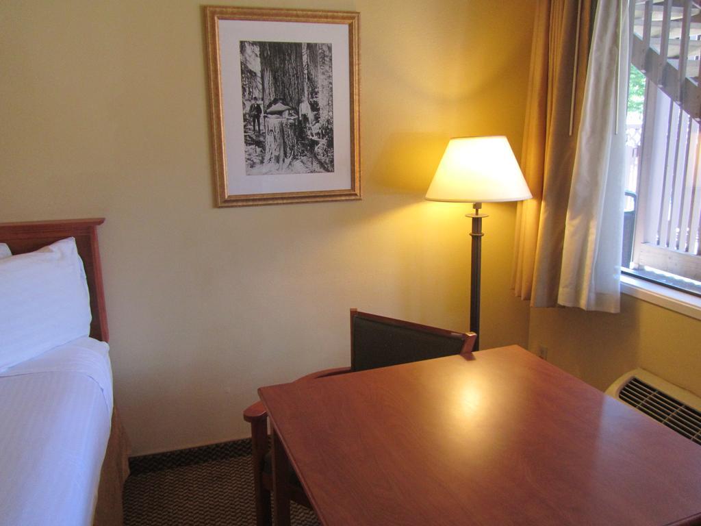 Oakridge Inn & Suites 외부 사진