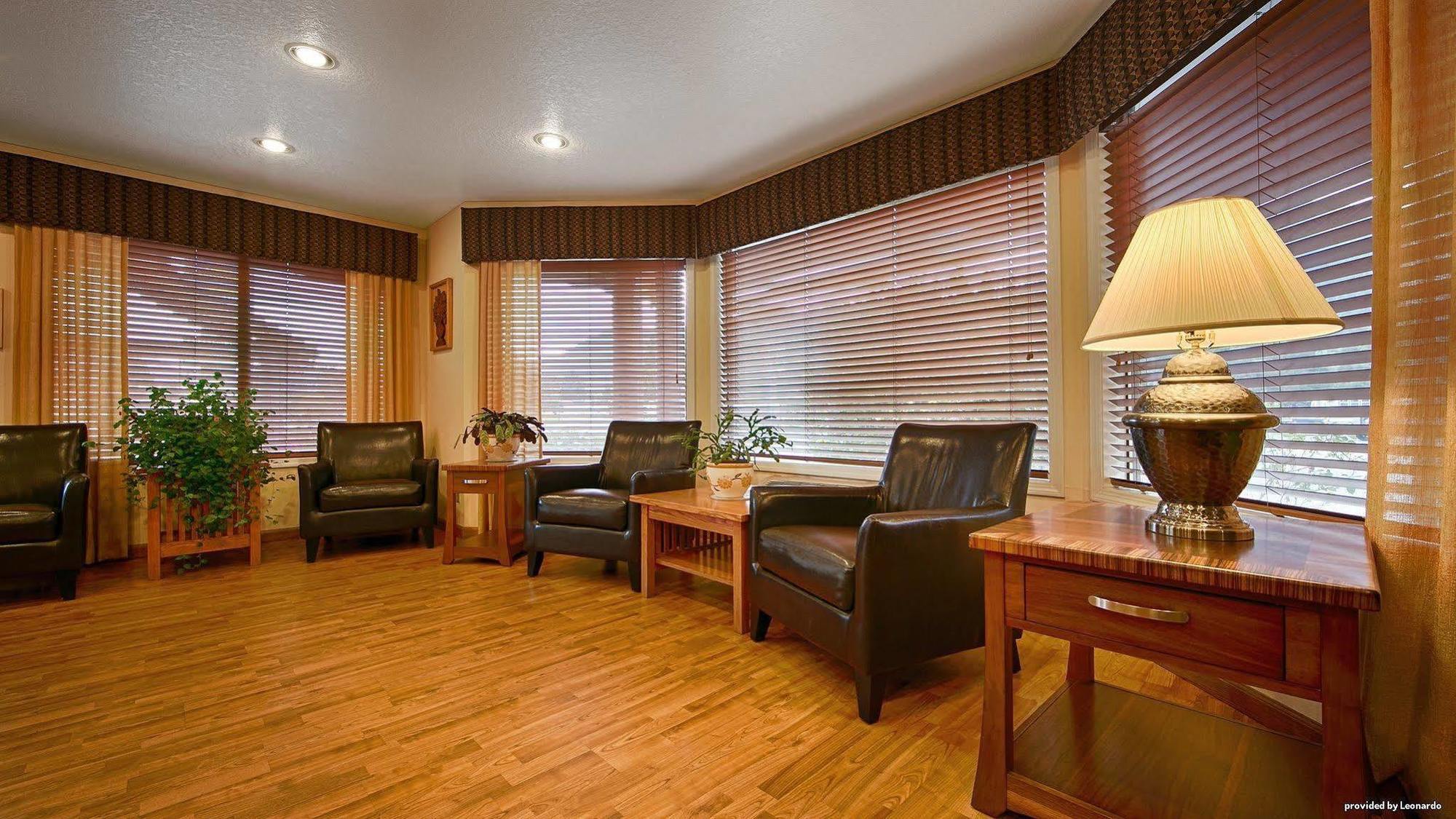 Oakridge Inn & Suites 외부 사진