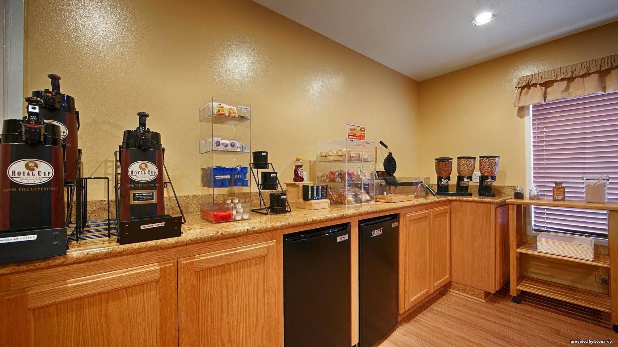 Oakridge Inn & Suites 외부 사진
